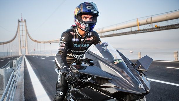 Kenan Sofuoğlu ควบ Kawasaki H2R ทะลุ 400 กม./ชม. ในระยะ 2.6 กิโลเมตรสร้างสถิติมหาความเร็วของสองล้อโปรดักชั่น