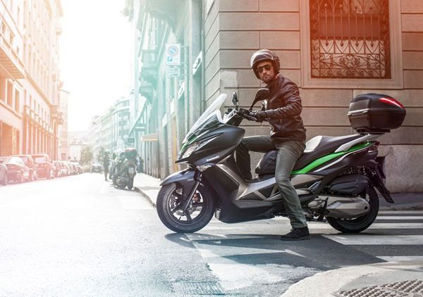 เปิดตัวแล้ว “J300” บิ๊กสกูตเตอร์ตัวสปอร์ตของ Kawasaki