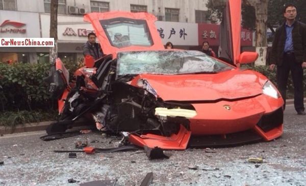 Lamborghini Aventador ชนกับรถบัสเละไม่เป็นชิ้นดีในจีน