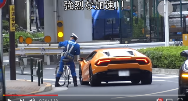 อย่างลั่น Lamborghini ฝ่าสัญญาณไฟเจอตำรวจปั่นจักรยานแม่บ้านตามแจกใบสั่ง