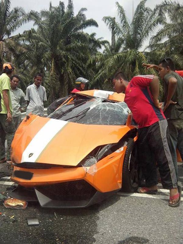 Lamborghini Gallardo LP550-2 รุ่นหายาก ชนพังยับในมาเลเซีย