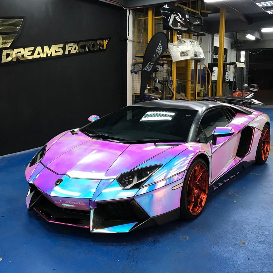 แจ่มไปเลยจ้า เมื่อกระทิงดุ Lamborghini Aventador ถูกหุ้มสติกเกอร์แบบ Hologram นึกว่าหลุดจาก Animation