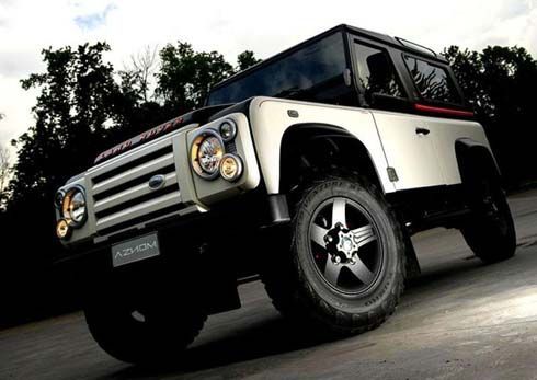 Land Rover Defender แต่งโฉมทูโทน เพิ่มอีก 30 แรงม้า ผลงานร่วม Aznom และ Romeo Ferraris