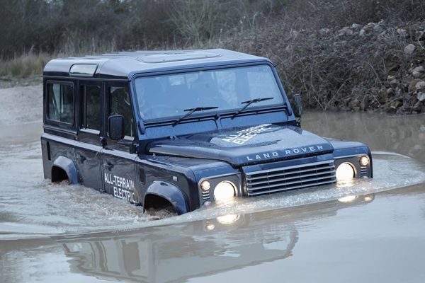 Land Rover เดินหน้าทดสอบ Defender EV รถออฟโรดสมบุกสมบันด้วยพลังงานไฟฟ้า