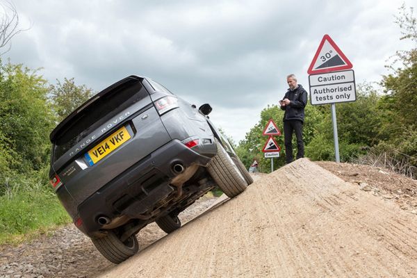 Land Rover โชว์เหนือ เปิดตัว Range Rover Sport ควบคุมด้วย “สมาร์ทโฟน”