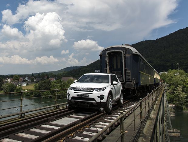 Land Rover Discovery โชว์พลังลากรถไฟหนัก 100 ตัน (ชมคลิป)