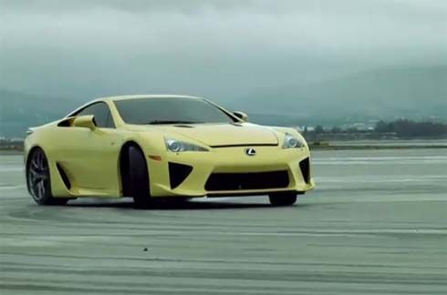 Lexus LFA ดริฟท์เกี้ยวซุปเปอร์โมเดล เป็นแบบให้ Sports Illustrated Swimsuit Edition