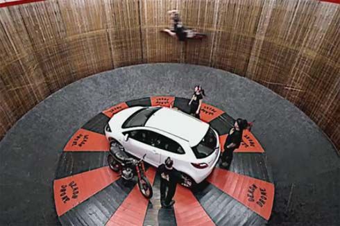 ชมคลิป Mazda2 ท้าทายแรงโน้มถ่วง ไต่ถังโชว์กันเห็นๆโดย Dave Seymour