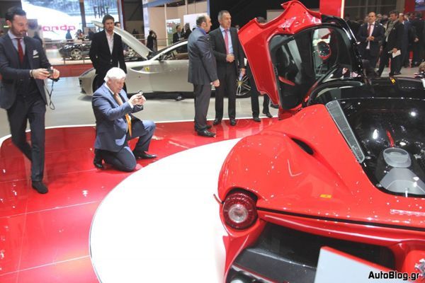อดใจไม่ไหว! หัวหน้าทีมนักออกแบบ McLaren ดอดถ่ายภาพซูเปอร์คาร์ LaFerrari