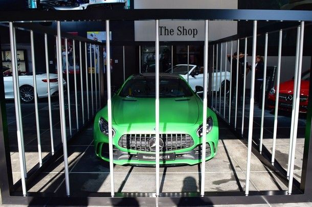 ไอเดียดี !! Mercedes-AMG เตรียมเปิดตัว AMG GT R ด้วยการจอดไว้ในกรง ตามคอนเซปต์รถยนต์ที่ดุดันก้าวร้าว
