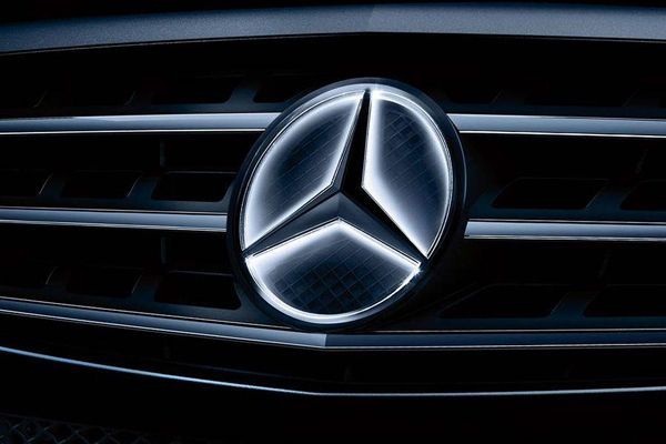 อย่างหรู Mercedes-Benz นำเสนอโลโก้ดาวสามแฉกแบบเรืองแสง