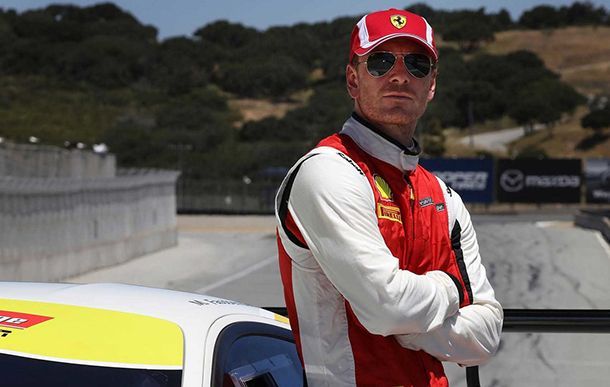 สาวกรี๊ด! ไมเคิล ฟาสเบนเดอร์ สวมชุดแข่งชิงชัยรายการ Ferrari Challenge