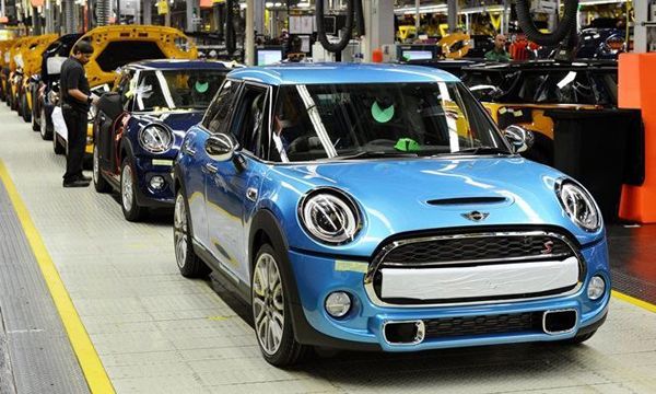 MINI เดินสายการผลิต MINI แฮทช์แบ็กห้าประตูที่โรงงานอ็อกซ์ฟอร์ด
