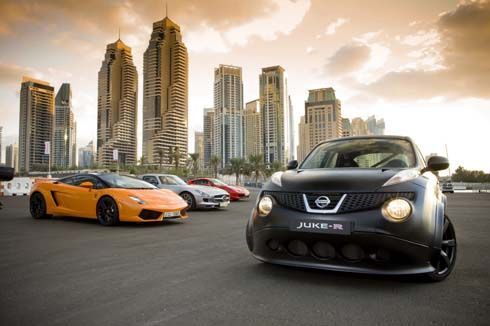 เล็กแต่ตัว! Nissan Juke-R ประลองกำลัง Ferrari, Lamborghini และ Mercedes ที่ดูไบ
