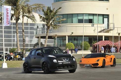 ดูกันชัดๆ Nissan Juke-R เฆี่ยน 3 ซุปเปอร์คาร์ ที่ Dubai International Marine Club