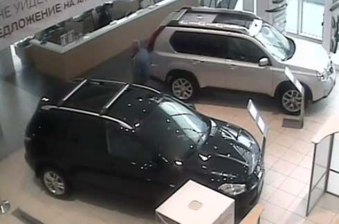 เต็มเหนี่ยว! ลูกค้า Nissan อารมณ์เสีย รอรับรถนาน ขับ Suzuki Grand Vitara ทำลายโชว์รูม