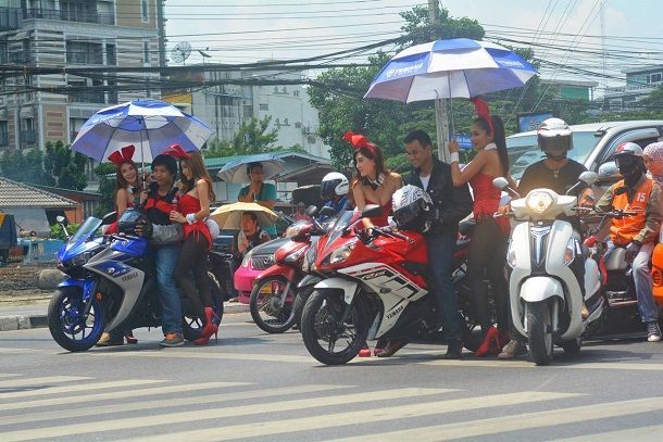 ขี่ยามาฮ่า อาร์ซีรีย์ ดีตรงไหน ก็แค่มีสาวๆ บันนี่มาคอยดูแลล้อมหน้าล้อมหลังเท่านั้นเอง