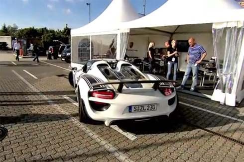 Porsche เผยโฉม 918 Spyder แบบเอ็กซ์คลูซีฟ ให้มหาเศรษฐีได้ชมก่อนใคร