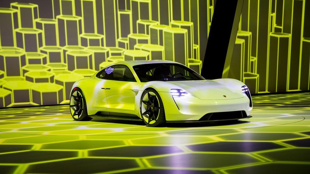 Porsche Mission E สปอร์ตพลังไฟฟ้า อาจมาพร้อมม้าถึง 607 แรงม้า สำหรับรุ่นท็อปไลน์