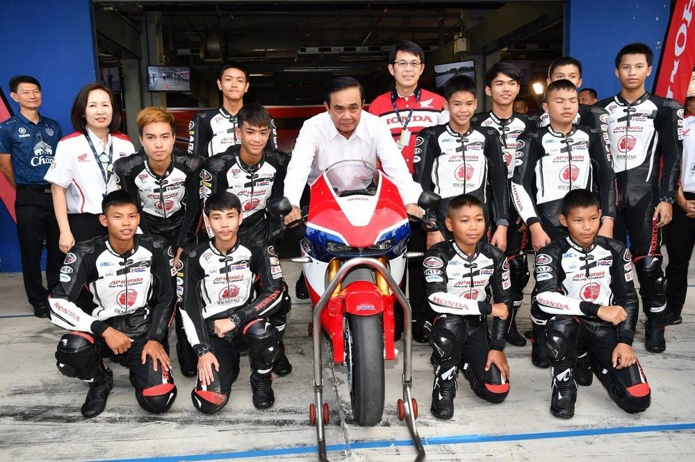 พล.อ.ประยุทธ์ นำคณะฯ ตรวจความพร้อมการเป็นเจ้าภาพ MotoGP ที่บุรีรัมย์