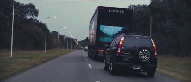 เจ๋งไปเลย Samsung ส่งโฆษณาโชว์รถสิบล้อสำหรับการเร่งแซง