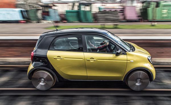 ทำไปได้! Smart แปลงโฉม forfour กลายเป็น “forrail” วิ่งบนรางรถไฟ
