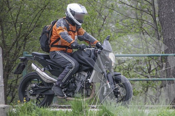 KTM Duke800 ใหม่กับเครื่องยนต์สองสูบเรียงโดนดักถ่ายก่อนเปิดตัวปลายปี