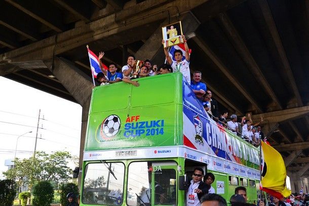 Suzuki จัดรถแห่แชมป์ AFF SUZUKI CUP 2014 ให้แก่นักเตะทีมชาติไทย