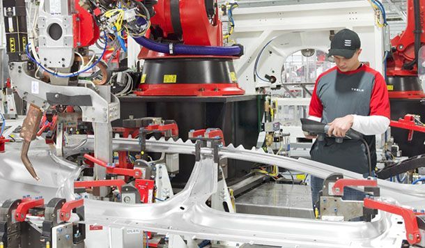 ซีอีโอ Tesla ยอมรับการพึ่งพาหุ่นยนต์ในสายการผลิตมากเกินไปคือ “ความผิดพลาด”