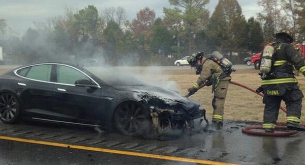 ไหม้อีกแล้ว รถไฟฟ้า Tesla Model S ถูกไฟเผาวอดคันที่สามในรอบห้าสัปดาห์