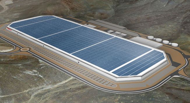 Tesla เดินเครื่องโรงงานผลิตแบตเตอรี่ “Gigafactory”