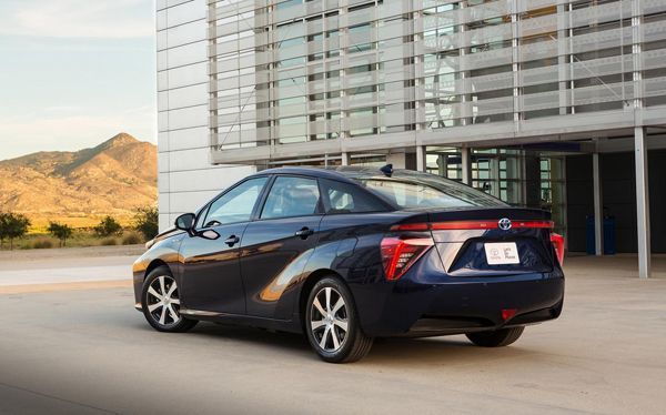 Toyota ยืนยันดื่ม “น้ำ” จากท่อไอเสียรถไฮโดรเจนปลอดภัยกว่าดื่ม “นม”