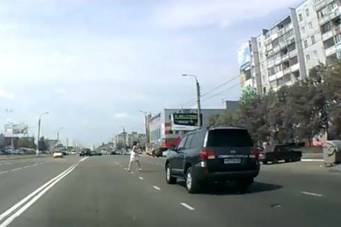 ไม่ข้ามทางม้าลายไม่ว่า ยังไม่ดูตาม้าตาเรืออีก เลยโดน Land Cruiser เต็มๆ