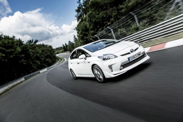 แหวกแนว! Toyota Prius Plug-in hybrid สร้างสถิติรถประหยัดน้ำมันในเนอร์เบิร์กริง