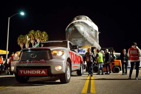 กระบะ Toyota Tundra โชว์พลังลากกระสวยอวกาศ Endeavour หนัก 68,000 กก.