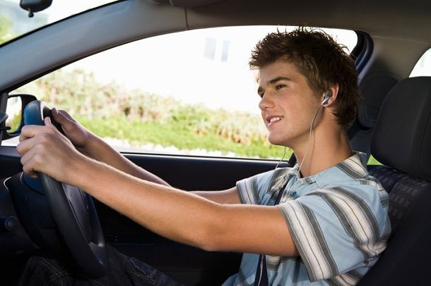 ฝรั่งเศสออกกฎหมายห้ามใส่หูฟังทั้งขณะขับหรือขี่ ฝ่าฝืน เจอจับ ปรับทันที