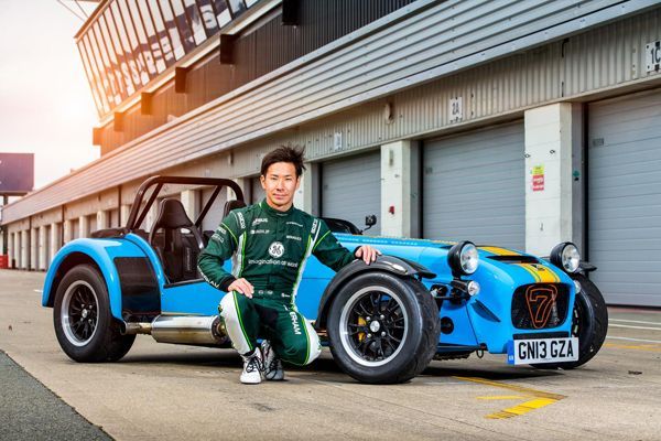 ชมวีดีโอ Caterham Seven 620 R รถแข่งบนถนนขับโดย Kamui Kobayashi