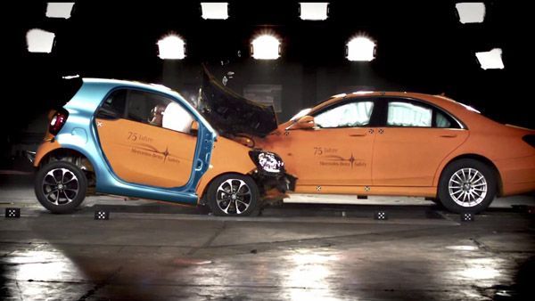 Smart จับ ForTwo ปะทะ S-Class โชว์มาตรฐานความปลอดภัย