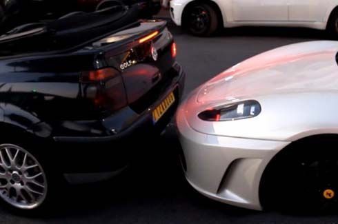 ถอย Volkswagen Golf Cabrio ชน Ferrari F430 ถึง 4 ครั้ง แต่ก็ยังไม่รู้สึก!