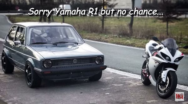 ชมคลิป Volkswagen Golf เจนเนอเรชั่นแรกฉีก Yamaha R1 ไม่เห็นฝุ่น