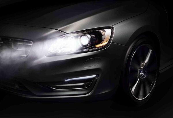Volvo แนะนำระบบปรับไฟสูงอัตโนมัติรุ่นใหม่แบบหักเหแสงได้ เน้นความปลอดภัยสูงสุด