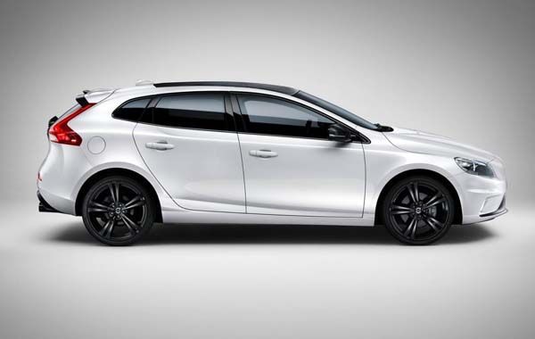 Volvo V40 Carbon เวอร์ชั่นพิเศษ สะดุดตาด้วยหลังคาคาร์บอนไฟเบอร์