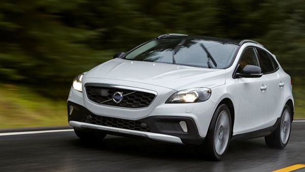 Volvo V40 มาพร้อมเครื่องยนต์ Drive-E ประกบเกียร์อัตโนมัติ 8 สปีด