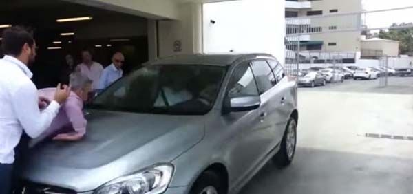พลาดอย่างแรง! Volvo XC60 พุ่งชนพนักงานขณะสาธิตระบบความปลอดภัย