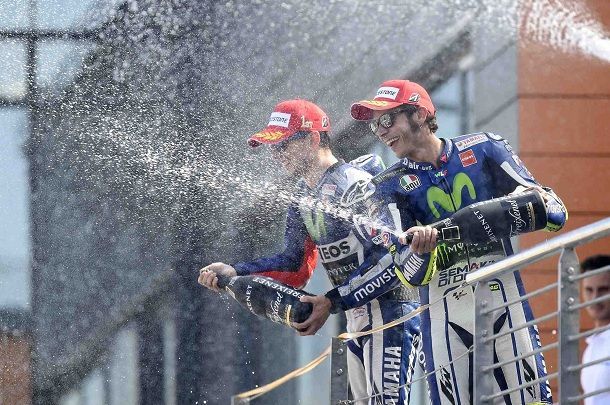 ฮอร์เก้ ลอเรนโซ่ และวาเลนติโน่ รอสซี่ นำทีม มูวิสตาร์ ยามาฮ่า โมโตจีพี คว้าแชมป์โลกโมโตจีพีประเภททีม
