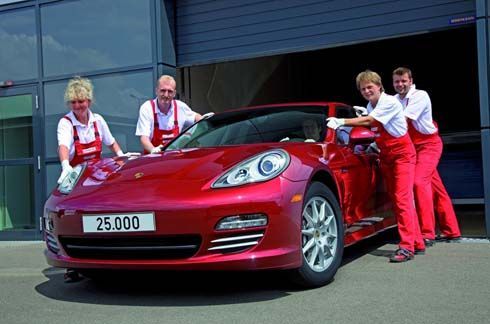 ขายดีตลอดกาล Porsche Panamera เดินทางมาถึงคันที่ 25,000 จากโรงงานในเยอรมันสู่อเมริกา