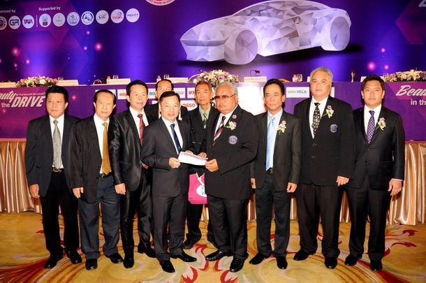 คุณปราจิน เอี่ยมลำเนา ร่วมบริจาคเงินสมทบทุนการศึกษา สมาคมช่างภาพสื่อมลชน
