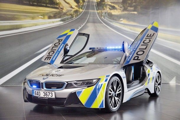ถึงกับหัวใจวาย !! ตำรวจลาดตะเวนจากสาธารณรัฐเช็ก ซิ่ง BMW i8 ดับคาพวงมาลัย