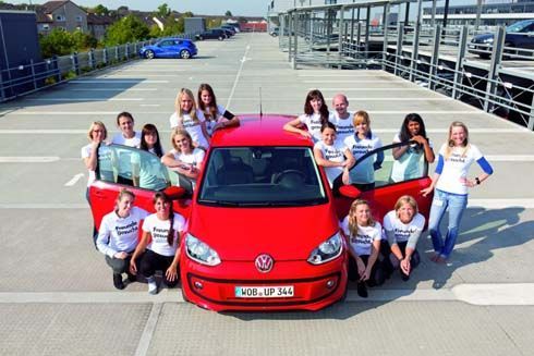 ปลากระป๋อง! Volkswagen Up! ทำ PR ก่อนขาย ยัดพนักงานจำนวน 16 คนในรถ