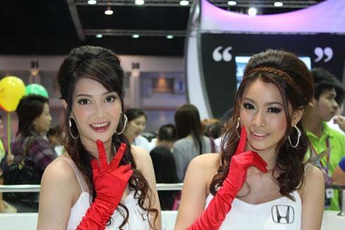 ภาพชุด 4 พริตตี้มอเตอร์โชว์ สาวสวยน่ารักปะทะสาวเท่ที่ 2011 Bangkok Motor Show